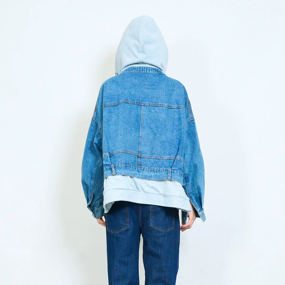 Mehrlagige Jeansjacke mit Kapuze und Reißverschluss-Hoodie-Detail
