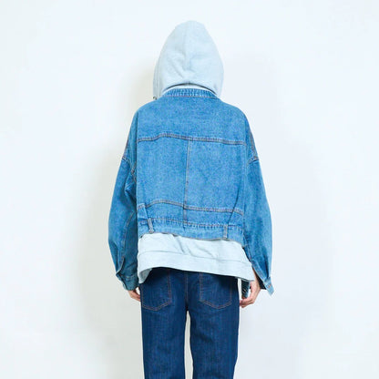 Mehrlagige Jeansjacke mit Kapuze und Reißverschluss-Hoodie-Detail