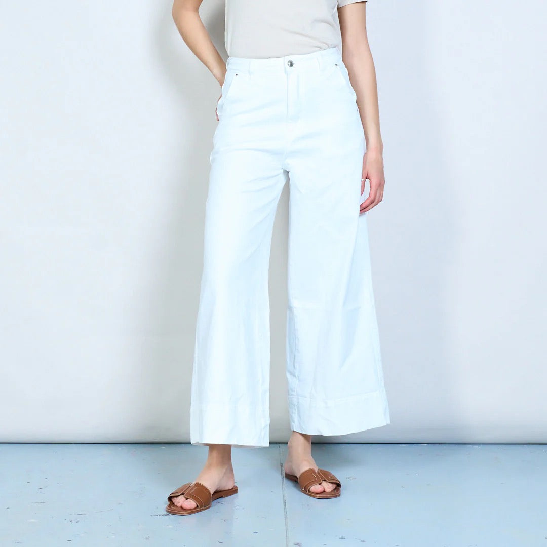 Weiße Denim-Hosen mit hoher Taille und weitem Bein