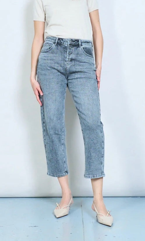 Klassische, mittelhohe, verkürzte Jeans mit geradem Bein und Knopfleiste vorne