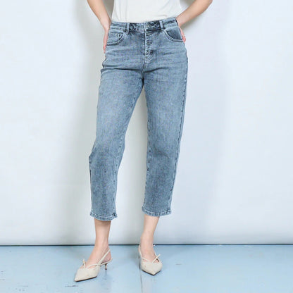 Klassische, mittelhohe, verkürzte Jeans mit geradem Bein und Knopfleiste vorne