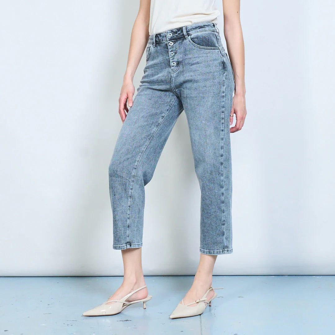Klassische, mittelhohe, verkürzte Jeans mit geradem Bein und Knopfleiste vorne