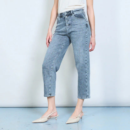 Klassische, mittelhohe, verkürzte Jeans mit geradem Bein und Knopfleiste vorne