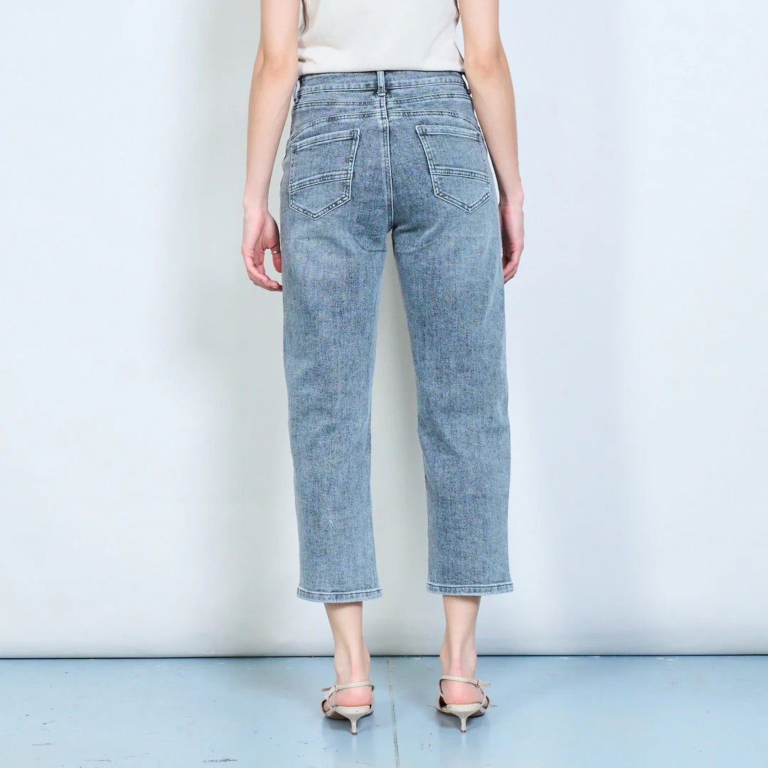 Klassische, mittelhohe, verkürzte Jeans mit geradem Bein und Knopfleiste vorne