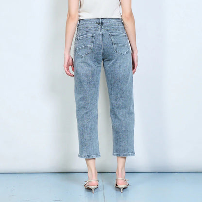 Klassische, mittelhohe, verkürzte Jeans mit geradem Bein und Knopfleiste vorne