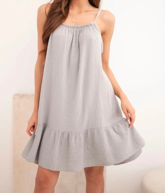 Damenkleid aus Musselin mit Trägern und Rüschen