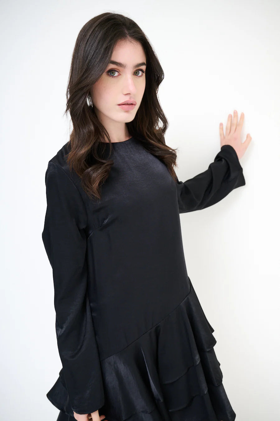 Satin-Langarm-Minikleid mit Rüschen