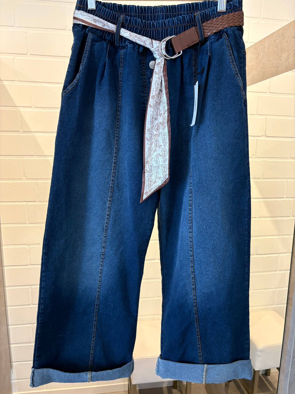 Weite Jeans mit Gummizug und Gürtel