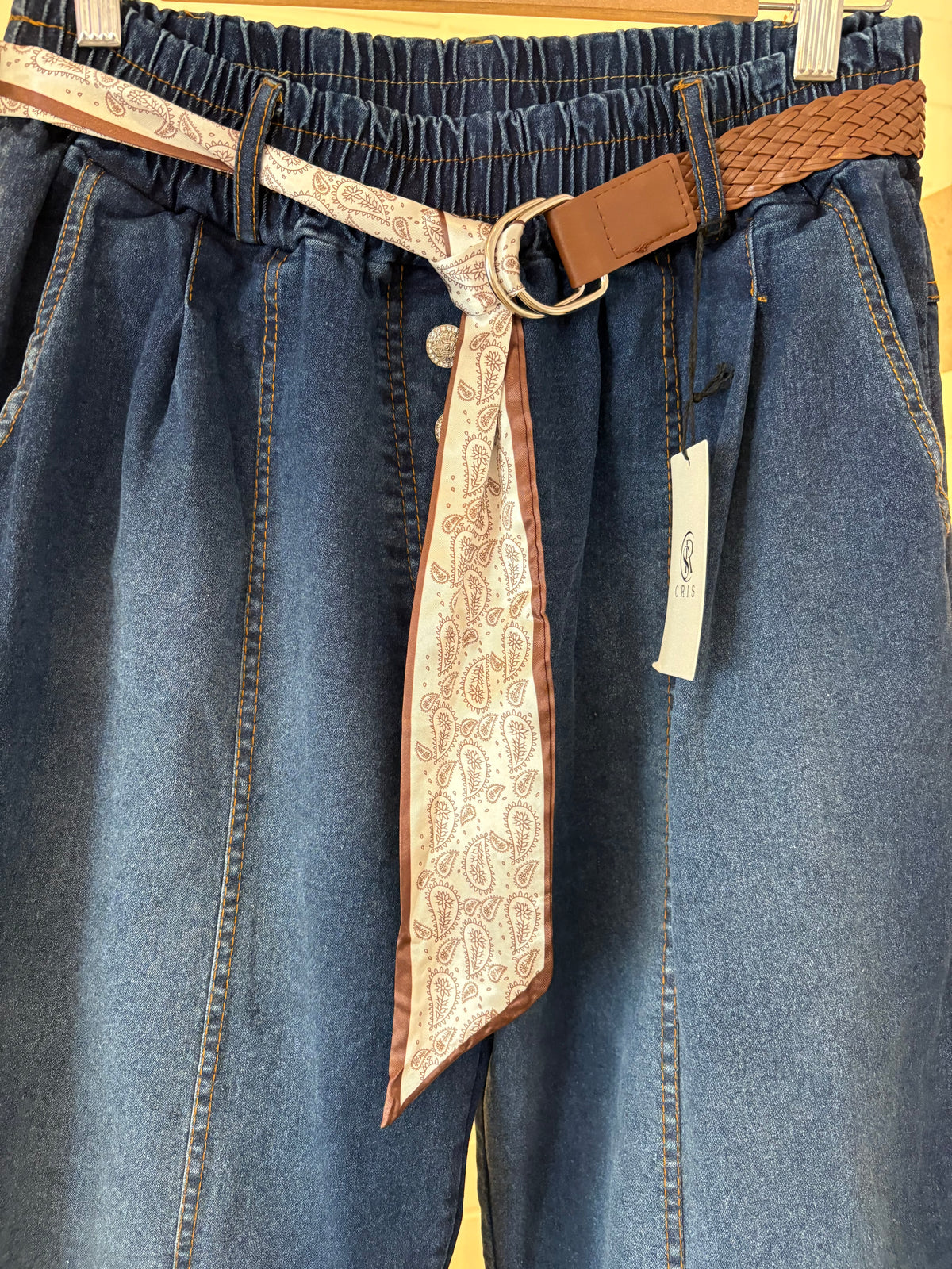 Weite Jeans mit Gummizug und Gürtel