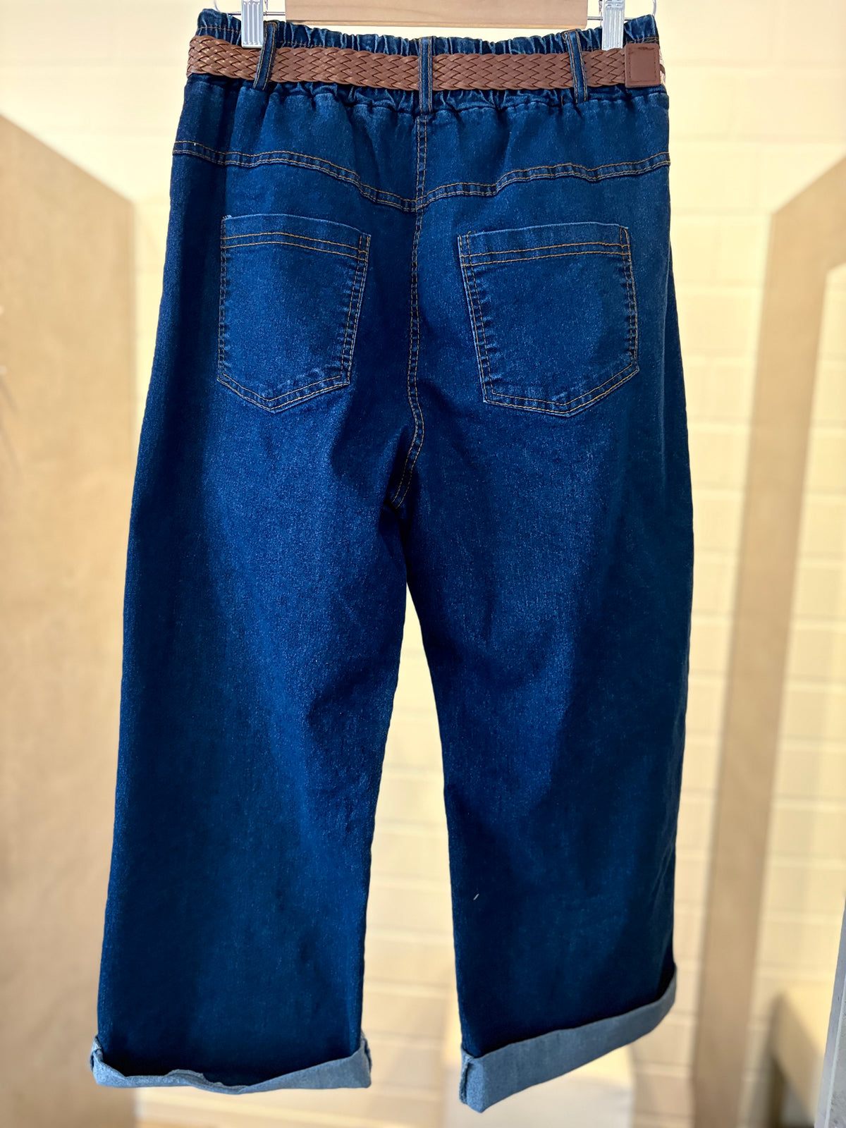 Weite Jeans mit Gummizug und Gürtel