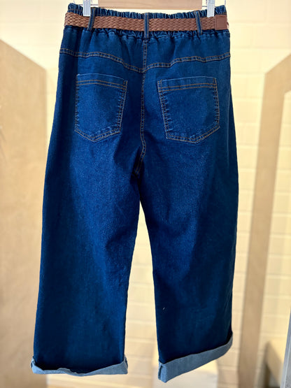 Weite Jeans mit Gummizug und Gürtel