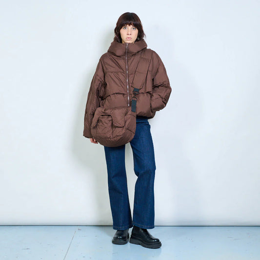 High-Loft-Wattierungsjacke mit mehreren Riemen, Kapuze und abnehmbarer Tasche