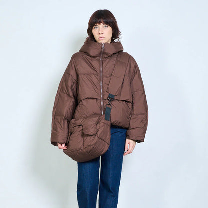 High-Loft-Wattierungsjacke mit mehreren Riemen, Kapuze und abnehmbarer Tasche