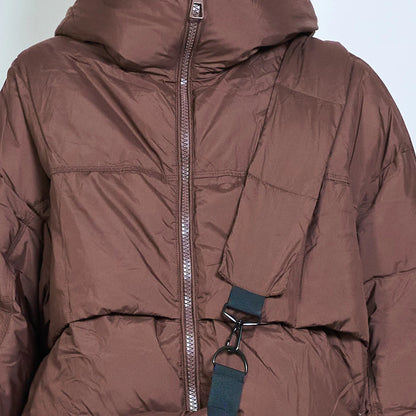 High-Loft-Wattierungsjacke mit mehreren Riemen, Kapuze und abnehmbarer Tasche