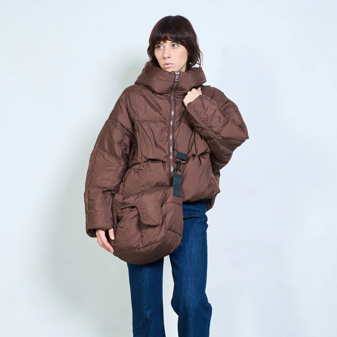 High-Loft-Wattierungsjacke mit mehreren Riemen, Kapuze und abnehmbarer Tasche