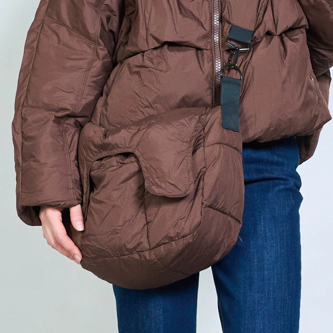 High-Loft-Wattierungsjacke mit mehreren Riemen, Kapuze und abnehmbarer Tasche