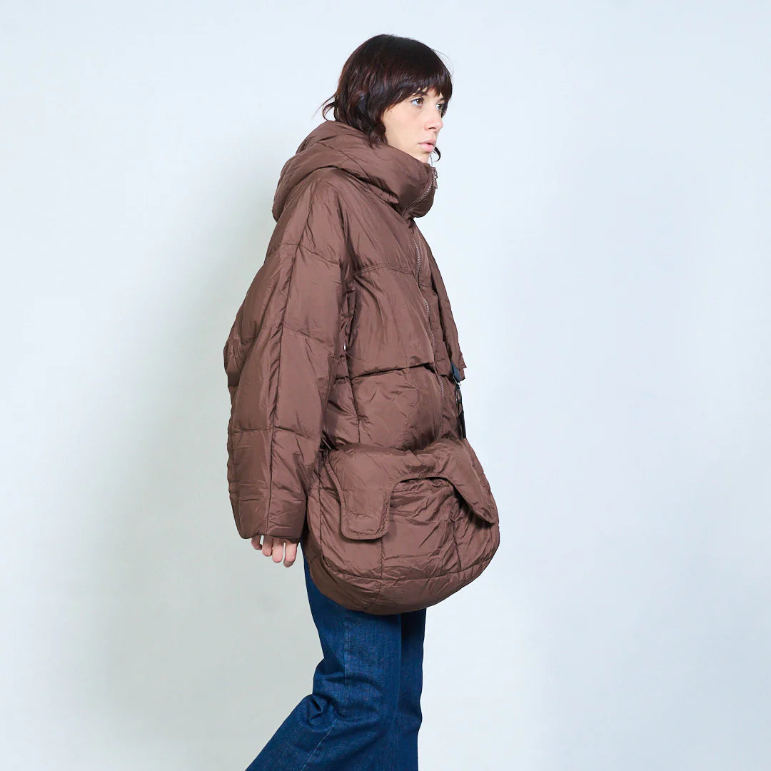 High-Loft-Wattierungsjacke mit mehreren Riemen, Kapuze und abnehmbarer Tasche