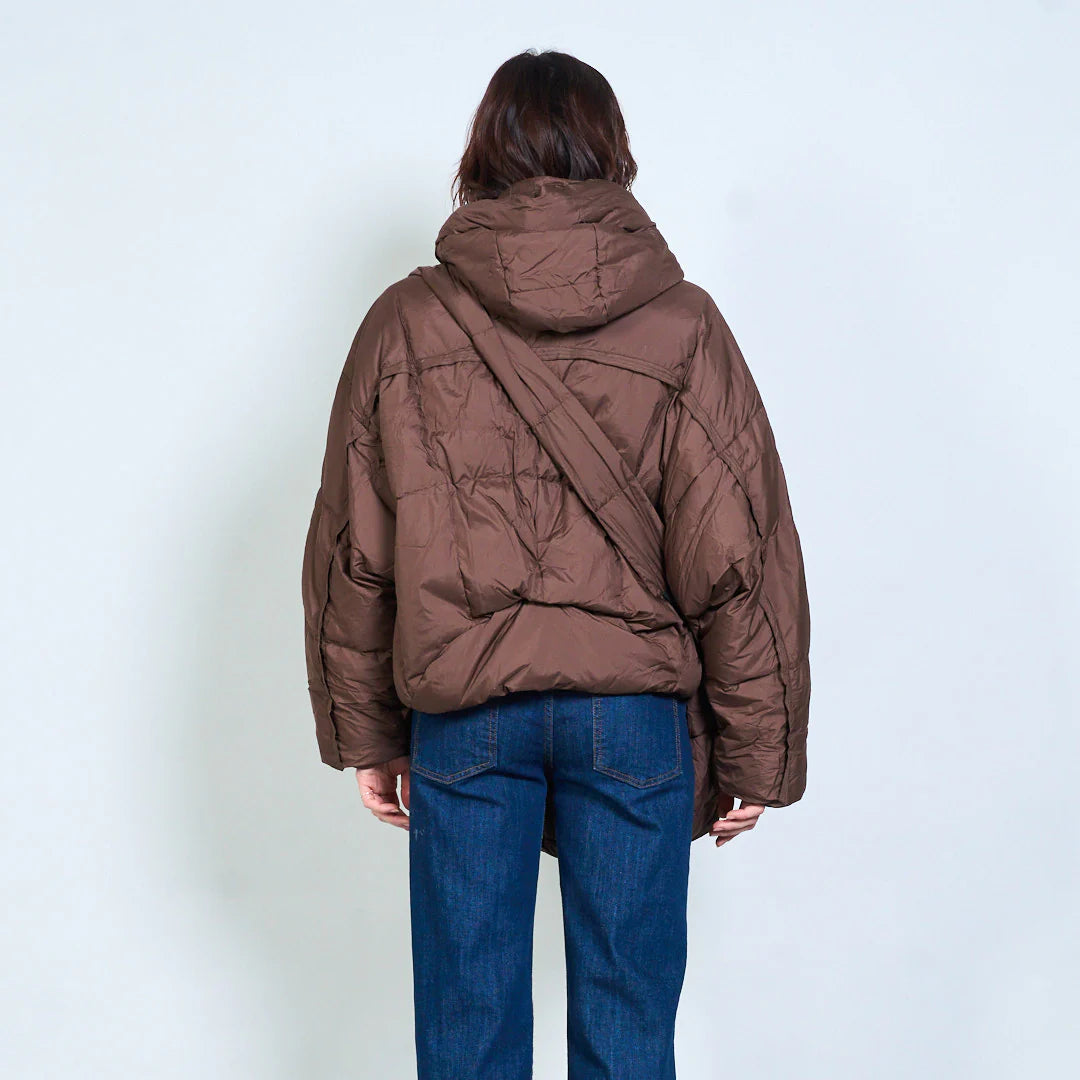 High-Loft-Wattierungsjacke mit mehreren Riemen, Kapuze und abnehmbarer Tasche