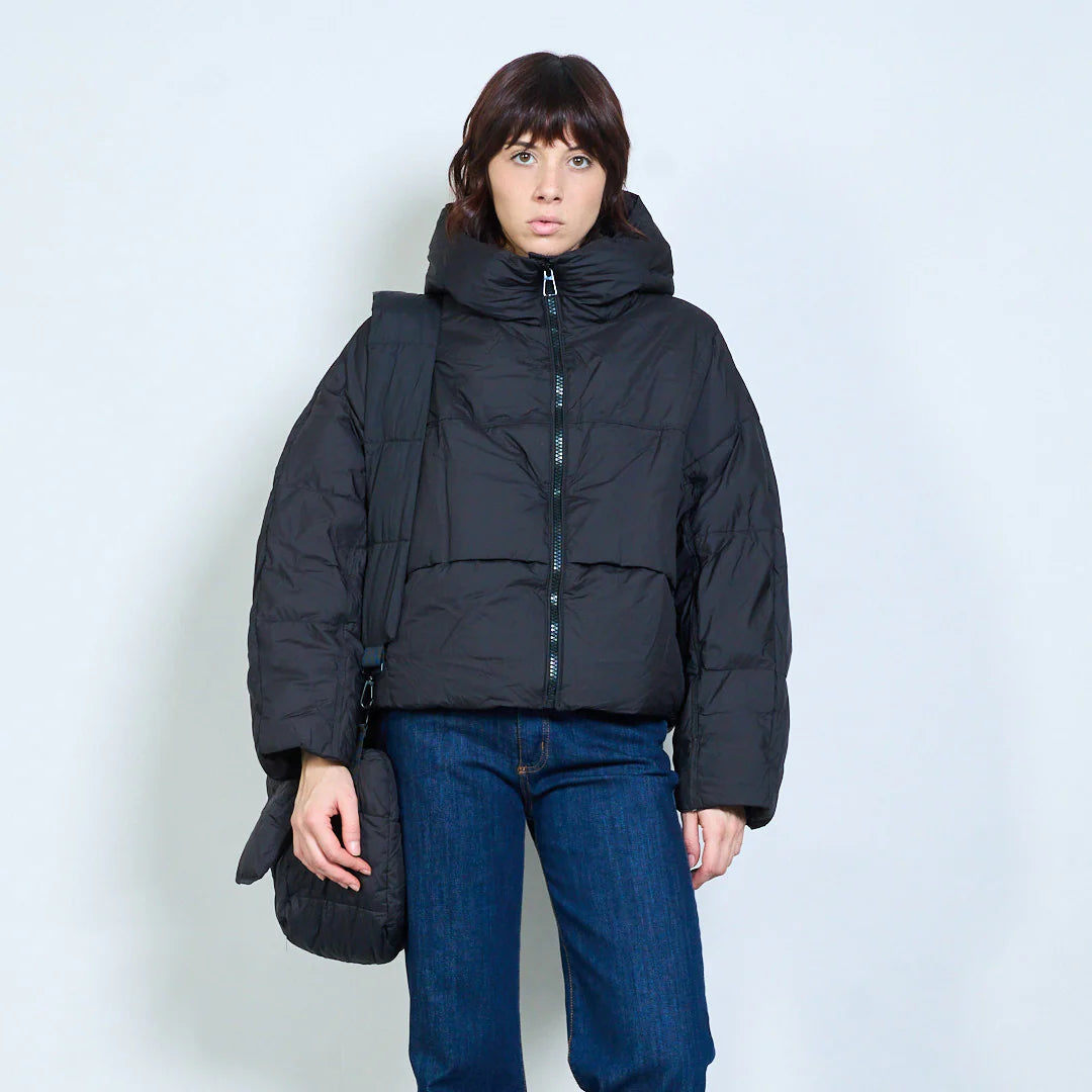 High-Loft-Wattierungsjacke mit mehreren Riemen, Kapuze und abnehmbarer Tasche
