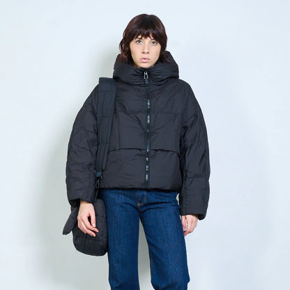 High-Loft-Wattierungsjacke mit mehreren Riemen, Kapuze und abnehmbarer Tasche
