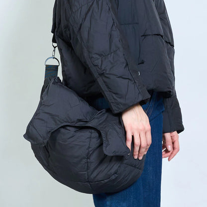 High-Loft-Wattierungsjacke mit mehreren Riemen, Kapuze und abnehmbarer Tasche