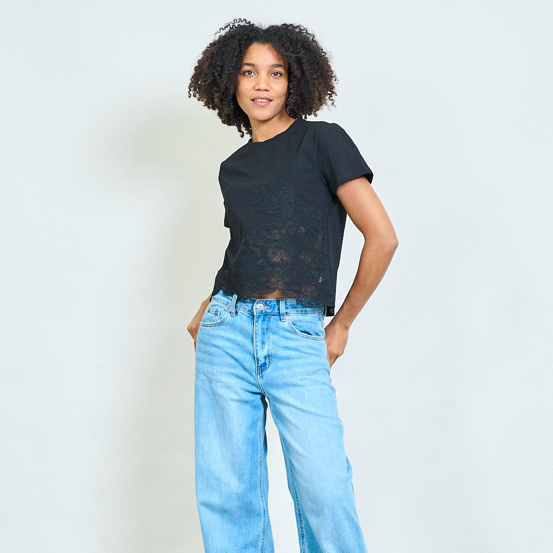 T-Shirt mit Blumenstickerei