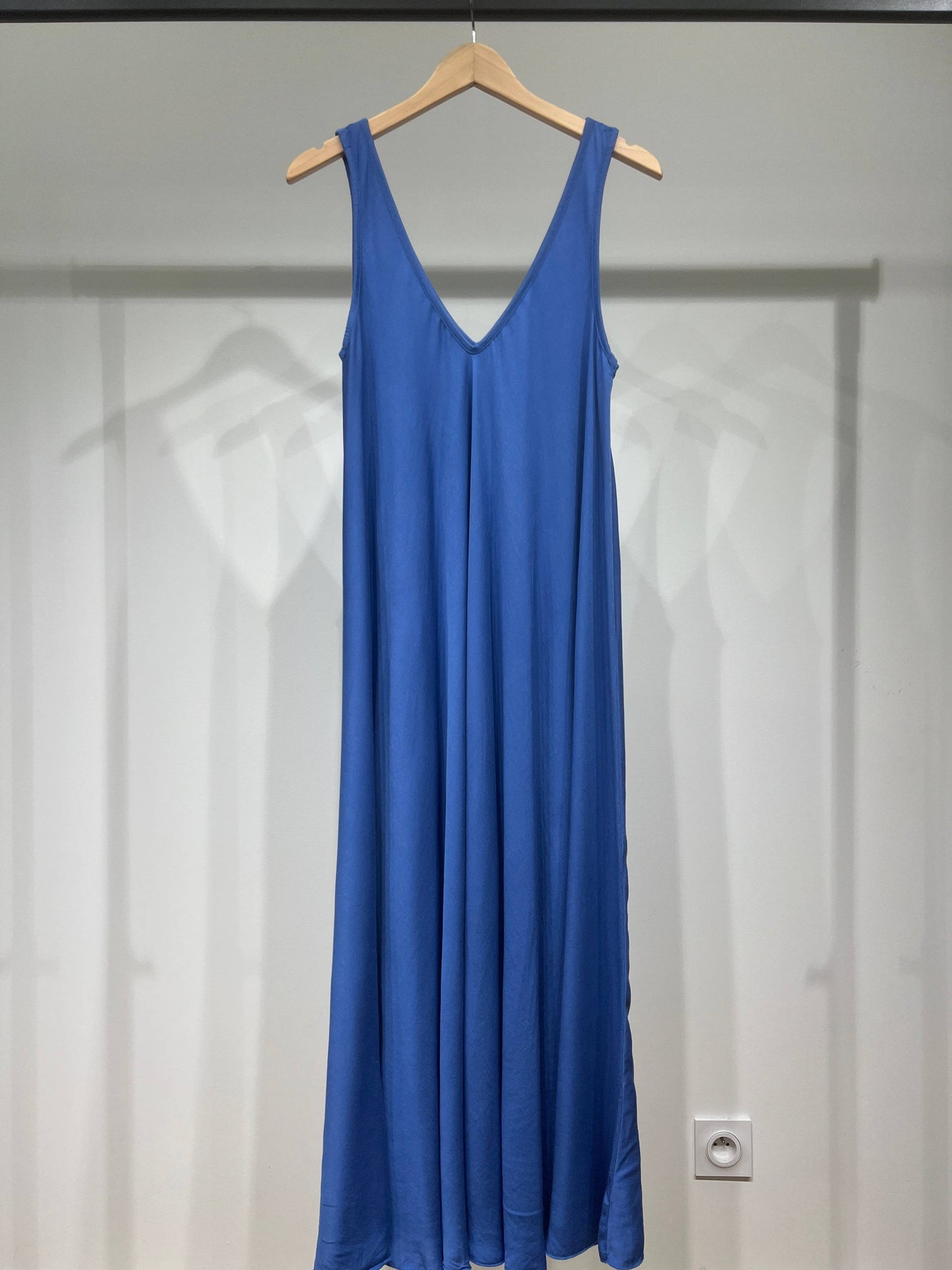 Maxikleid mit V-Ausschnitt und breiten Trägern