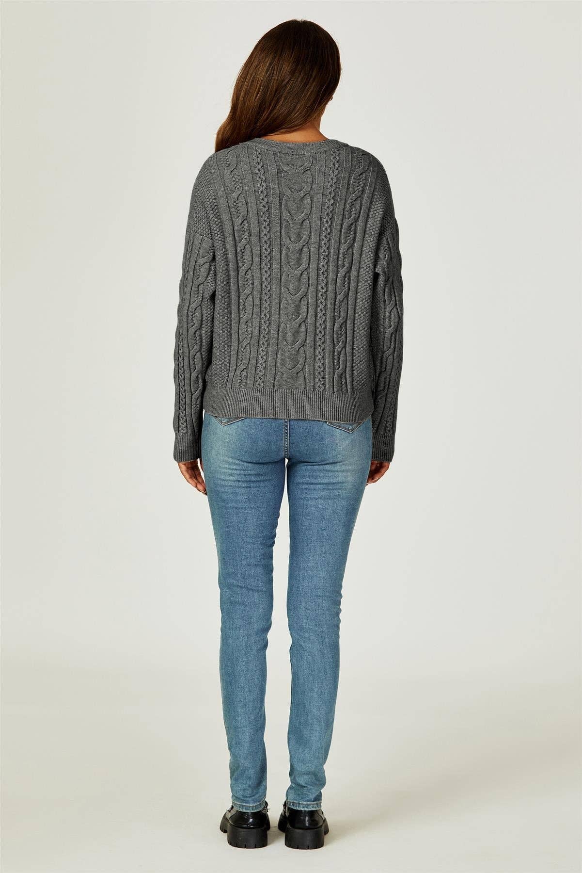 Dunkelgrauer Pullover mit Zopfmuster und Rundhalsausschnitt
