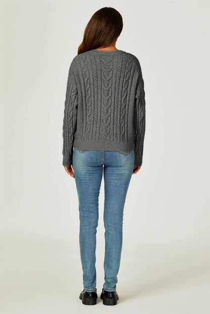 Dunkelgrauer Pullover mit Zopfmuster und Rundhalsausschnitt