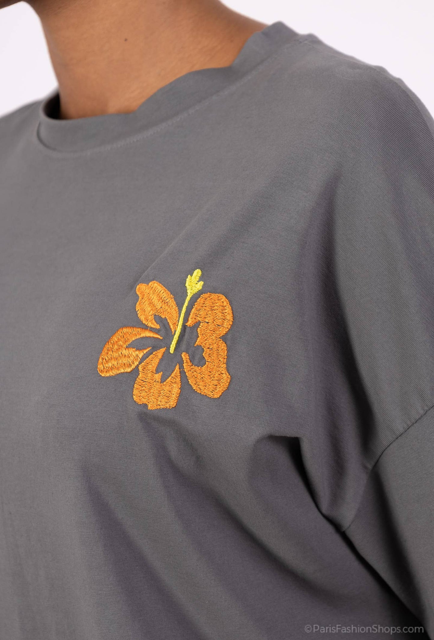 Lockeres kurzes T-Shirt mit kurzen Ärmeln und bestickter Blume, 100 % Baumwolle
