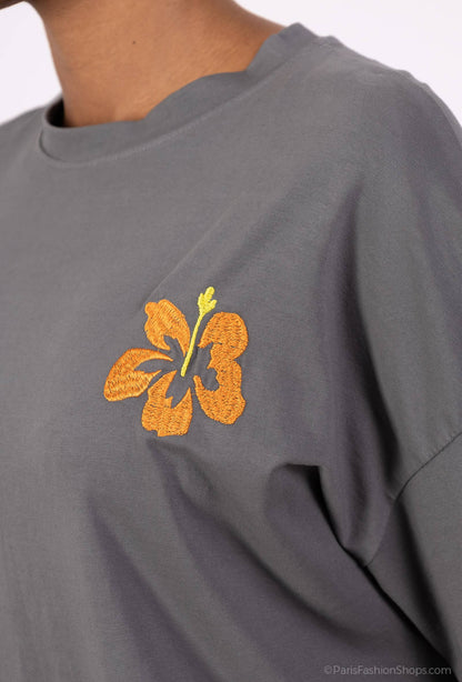 Lockeres kurzes T-Shirt mit kurzen Ärmeln und bestickter Blume, 100 % Baumwolle