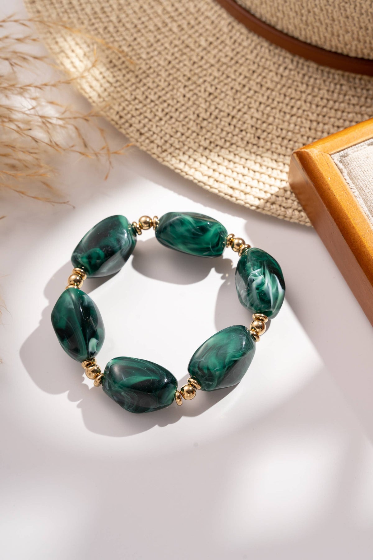 Elastisches Armband mit marmorierten Harzperlen und Edelstahl: Alte Rose