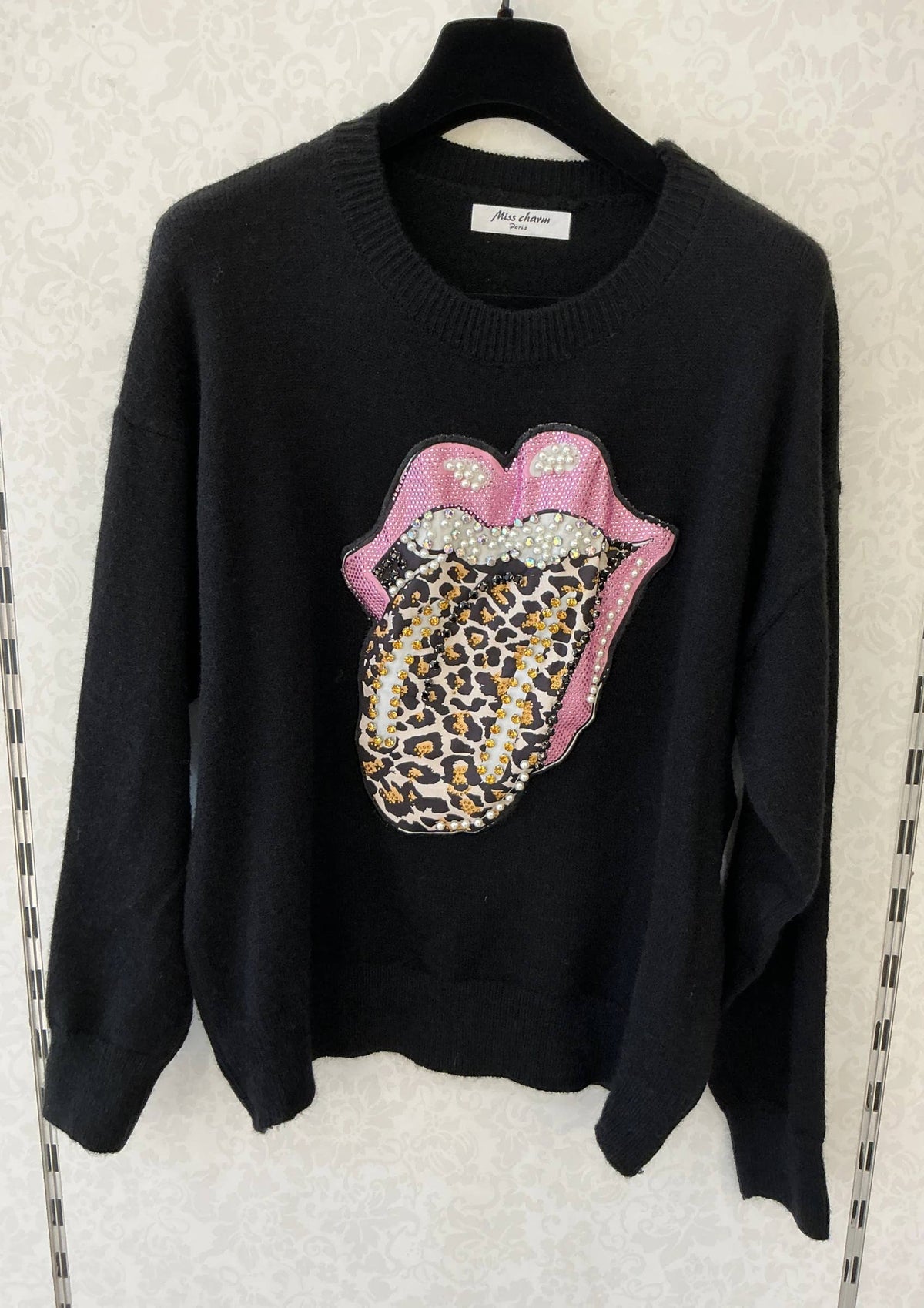 Oversize schwarzer Pullover mit strassbesetzter Leopardenlippe