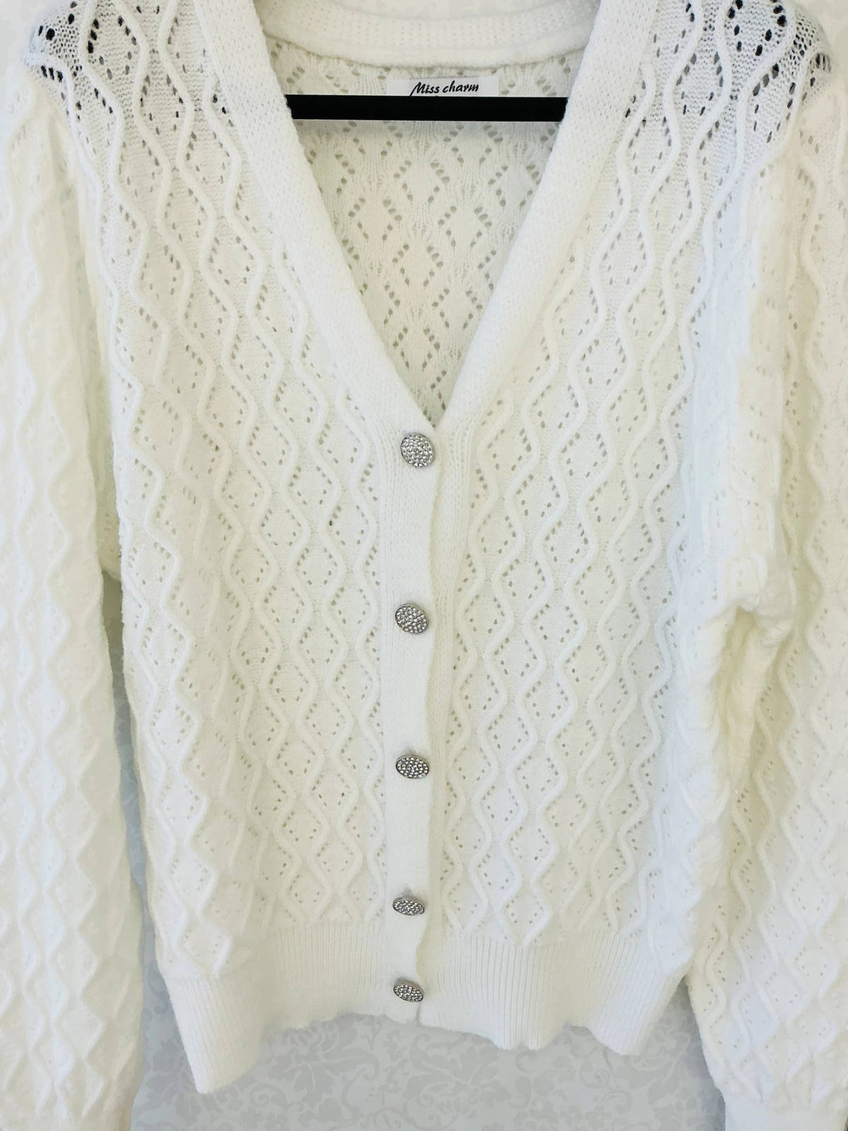 Weißes Lochstrick-Gilet mit Knöpfen
