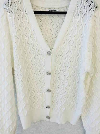 Weißes Lochstrick-Gilet mit Knöpfen
