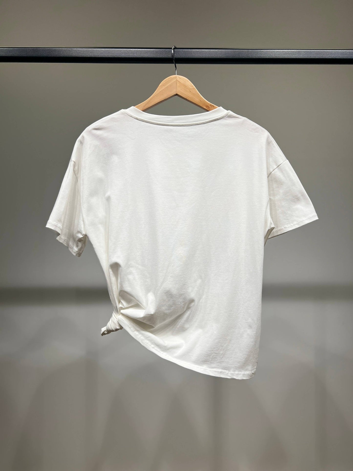 Knoten-T-Shirt mit Schleifenmuster und Pin aus Baumwolle und Elasthan