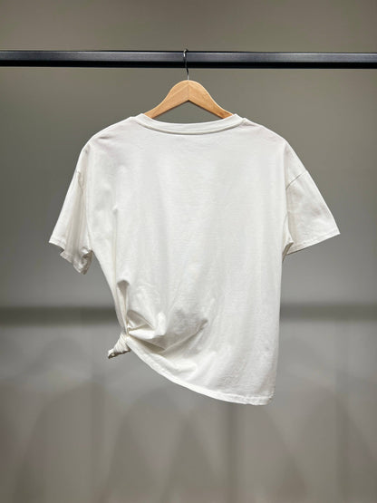 Knoten-T-Shirt mit Schleifenmuster und Pin aus Baumwolle und Elasthan