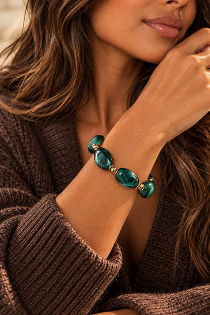 Elastisches Armband mit marmorierten Harzperlen und Edelstahl: Khaki