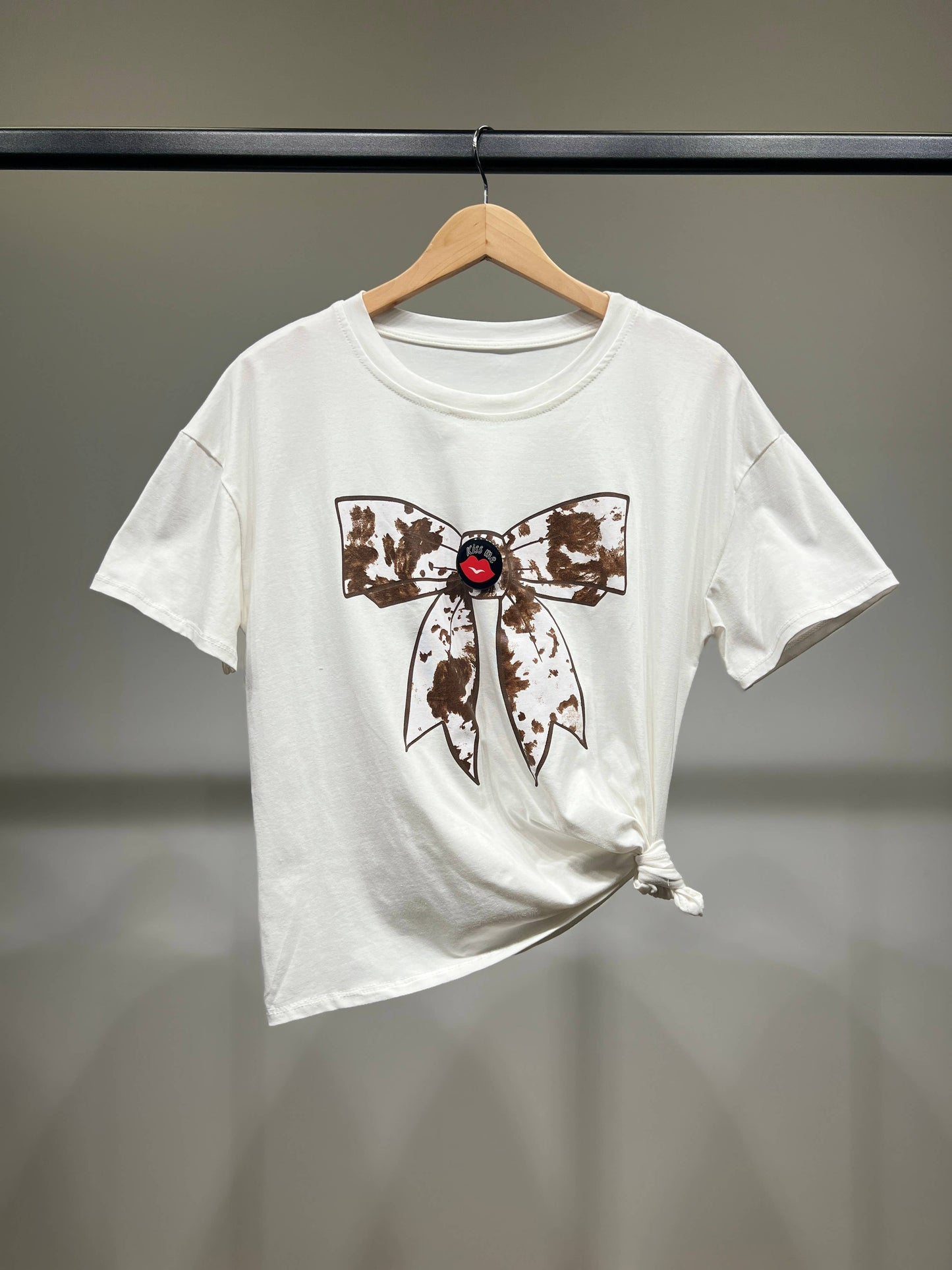 Knoten-T-Shirt mit Schleifenmuster und Pin aus Baumwolle und Elasthan