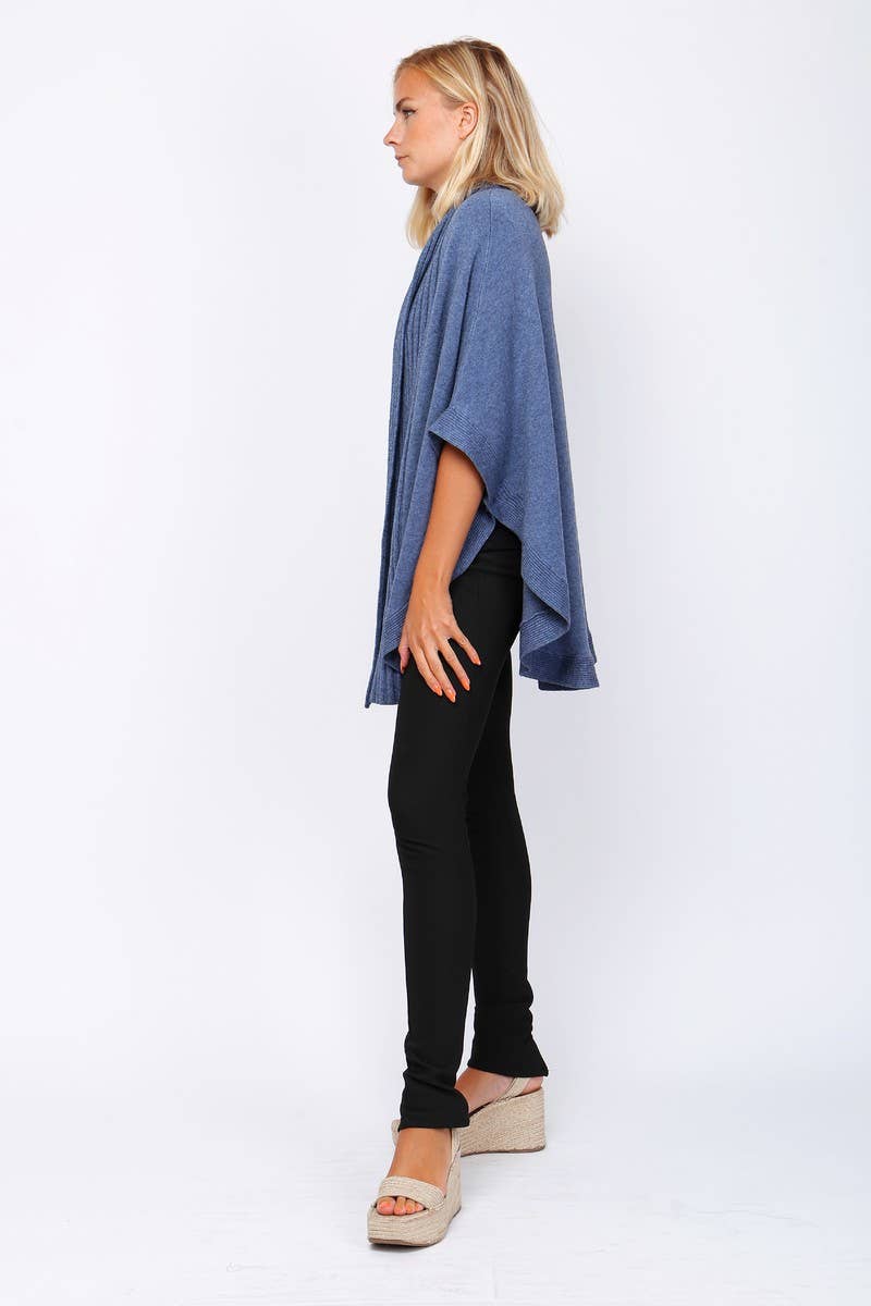 Damen-Strickweste im Cape-Stil – Dekorative Knöpfe