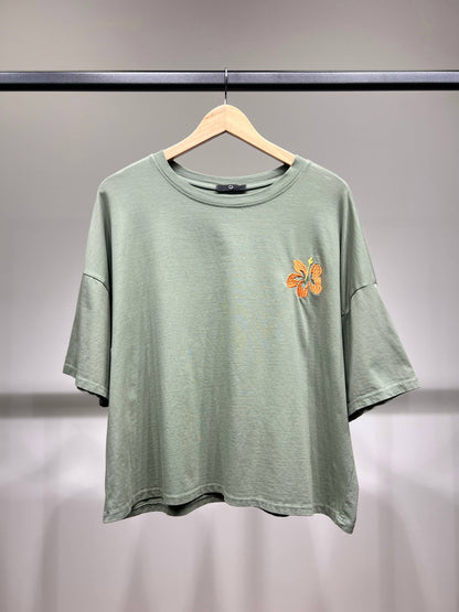 Lockeres kurzes T-Shirt mit kurzen Ärmeln und bestickter Blume, 100 % Baumwolle