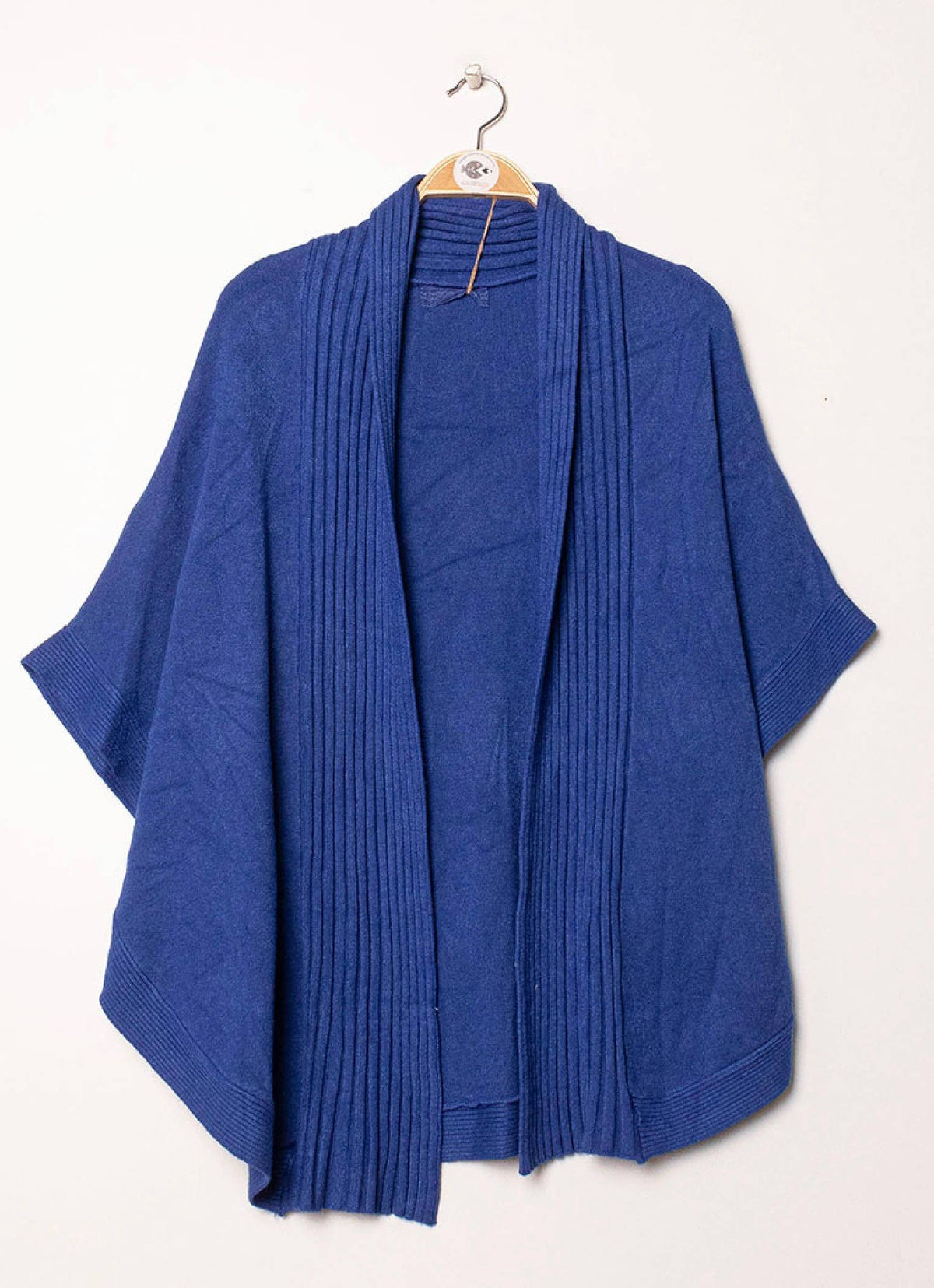 Damen-Strickweste im Cape-Stil – Dekorative Knöpfe