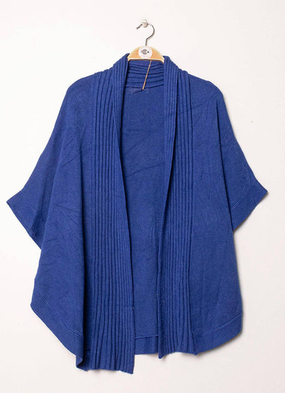 Damen-Strickweste im Cape-Stil – Dekorative Knöpfe