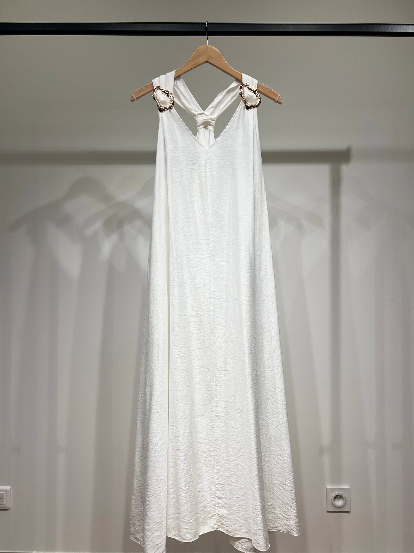 Trägerkleid mit goldener dekorativer Schnalle