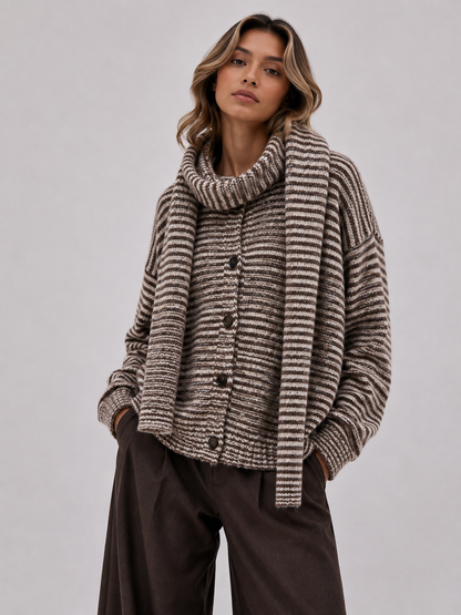 Gestreifter Strickcardigan mit passendem Schal