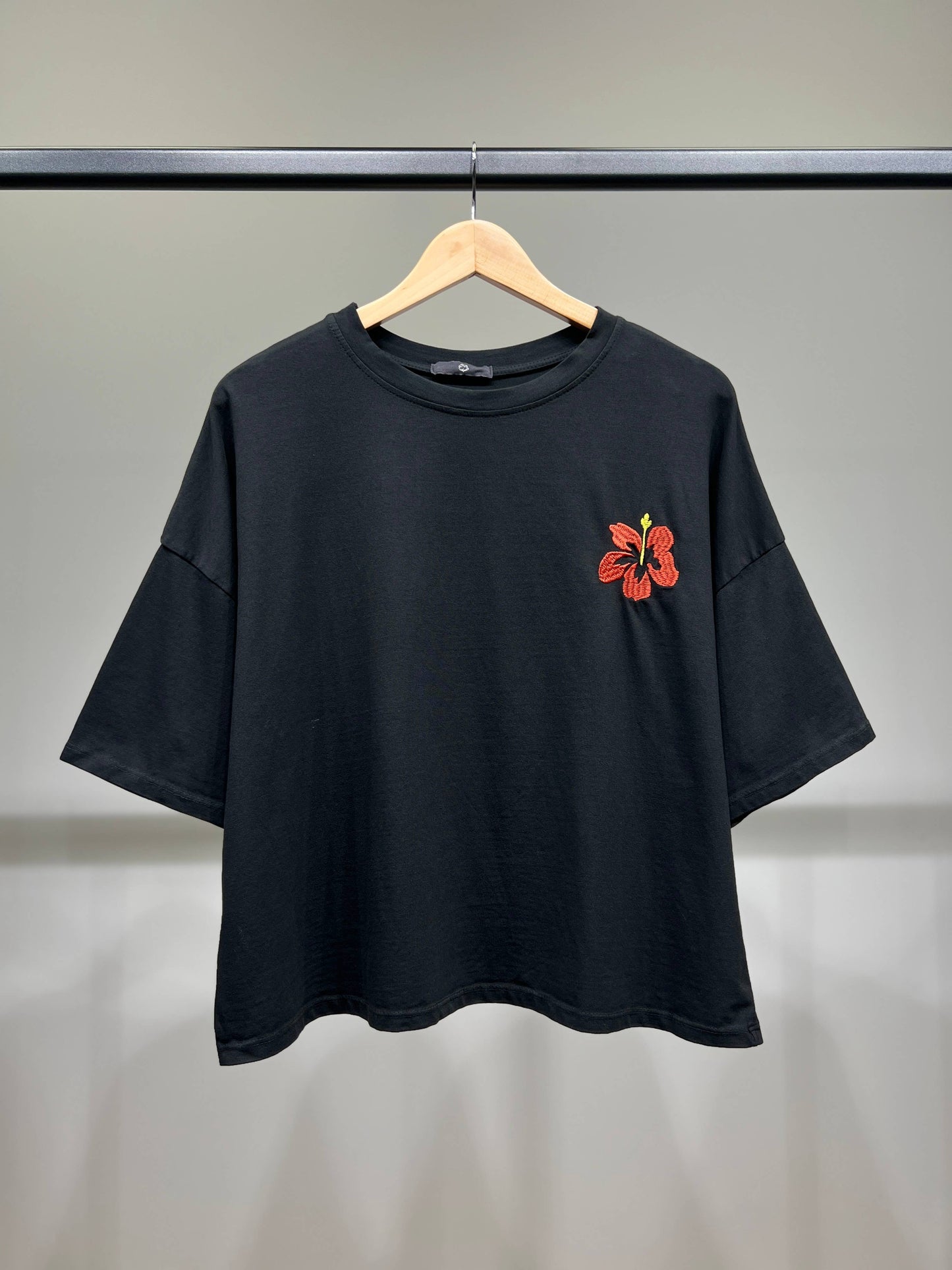 Lockeres kurzes T-Shirt mit kurzen Ärmeln und bestickter Blume, 100 % Baumwolle