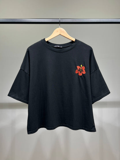 Lockeres kurzes T-Shirt mit kurzen Ärmeln und bestickter Blume, 100 % Baumwolle