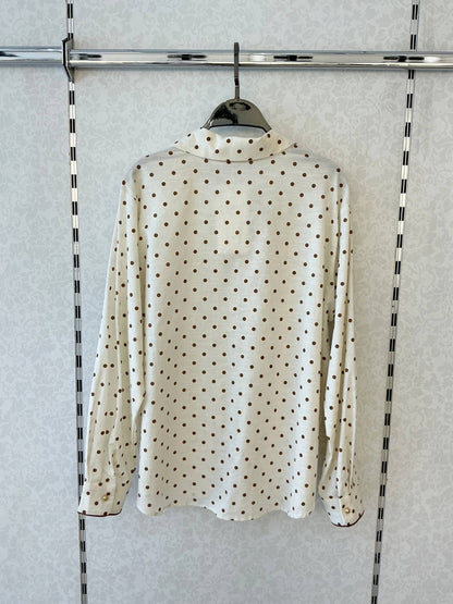 Fließende, gepunktete Bluse – Zeitlose Eleganz