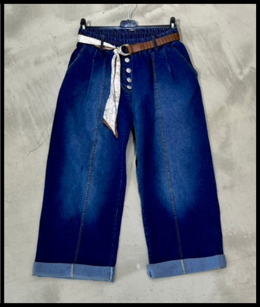 Weite Jeans mit Gummizug und Gürtel