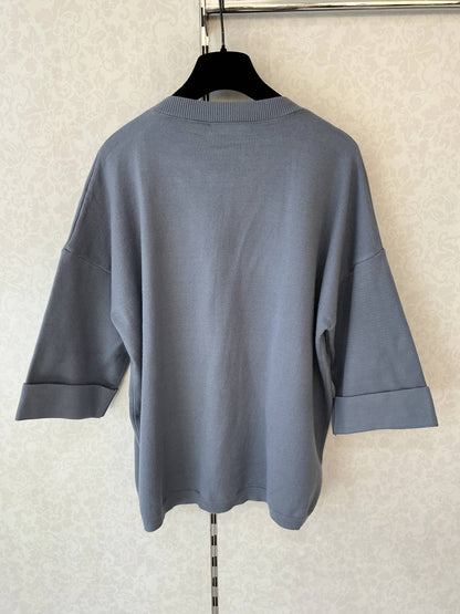 Schmuckpullover – Perlen, goldene Kette & Blume